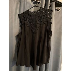 Keyhole black daisy lace shoulder shell top